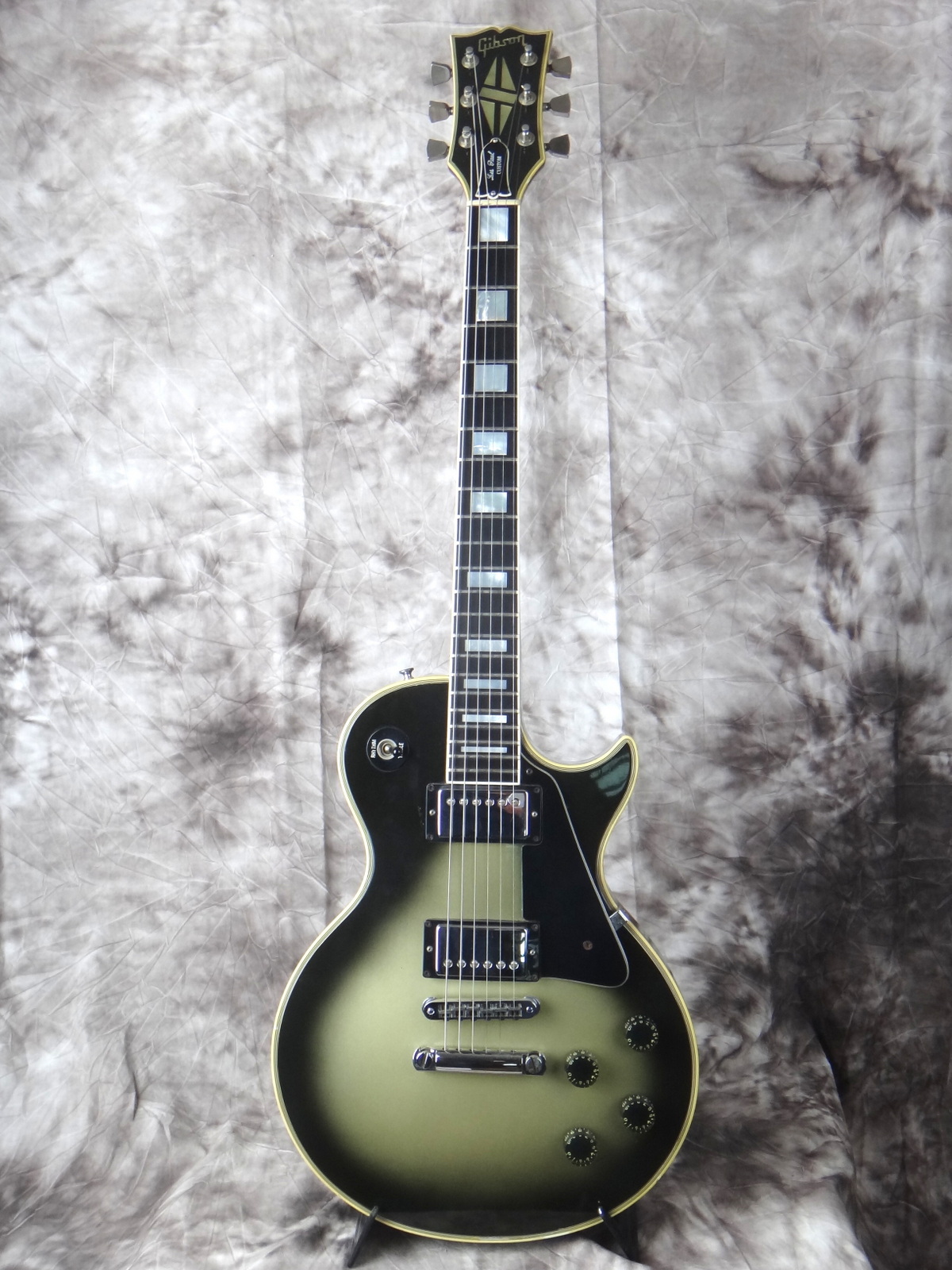 Gibson_Les-Paul-Custom-Silverburst-1980-001.JPG