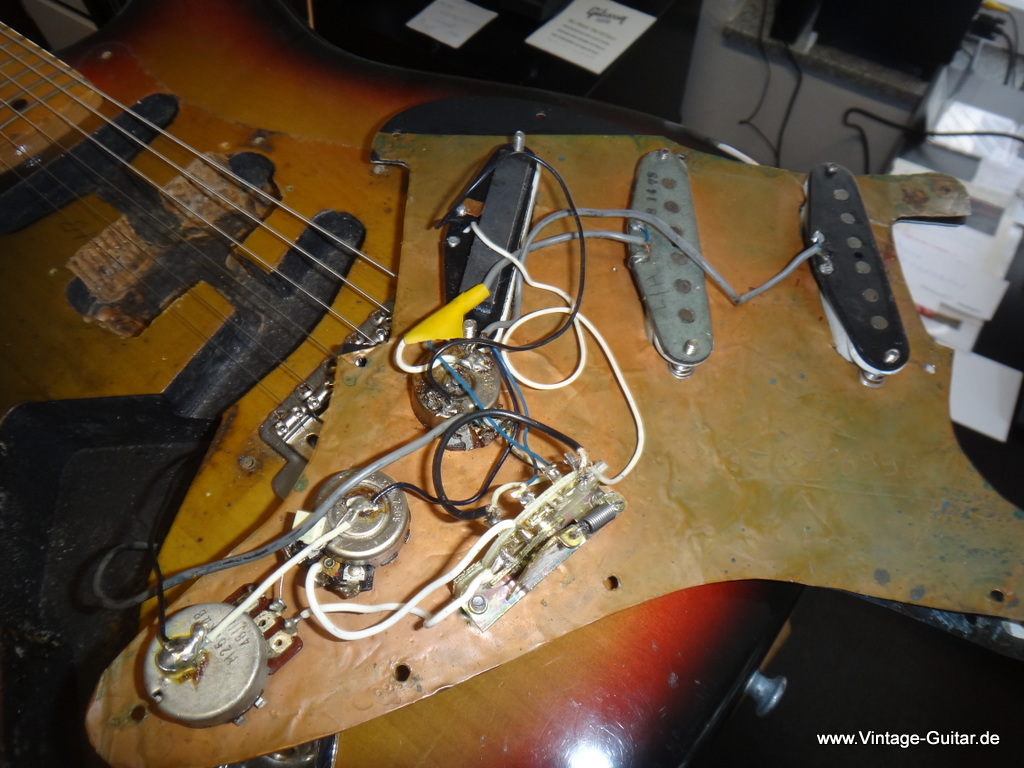 Fender-Stratocaster-sunburst-Lefthand-1974-020.JPG