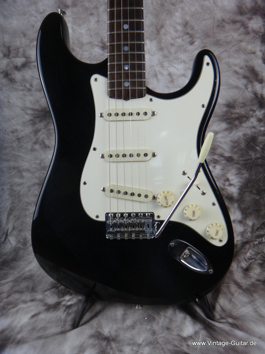 Fender-Stratocaster-1973-black-refinish-002.JPG
