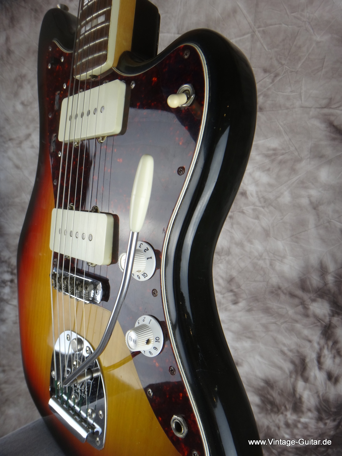 Fender_Jazzmaster-1977_sunburst-011.JPG