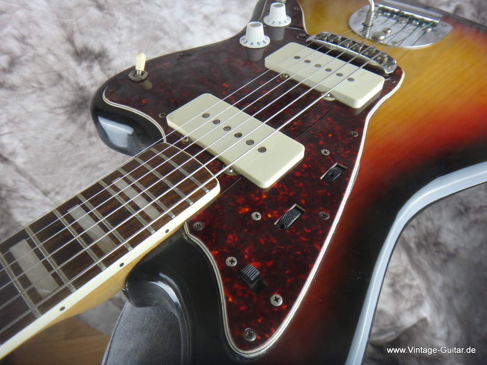 Fender_Jazzmaster-1977_sunburst-012.JPG