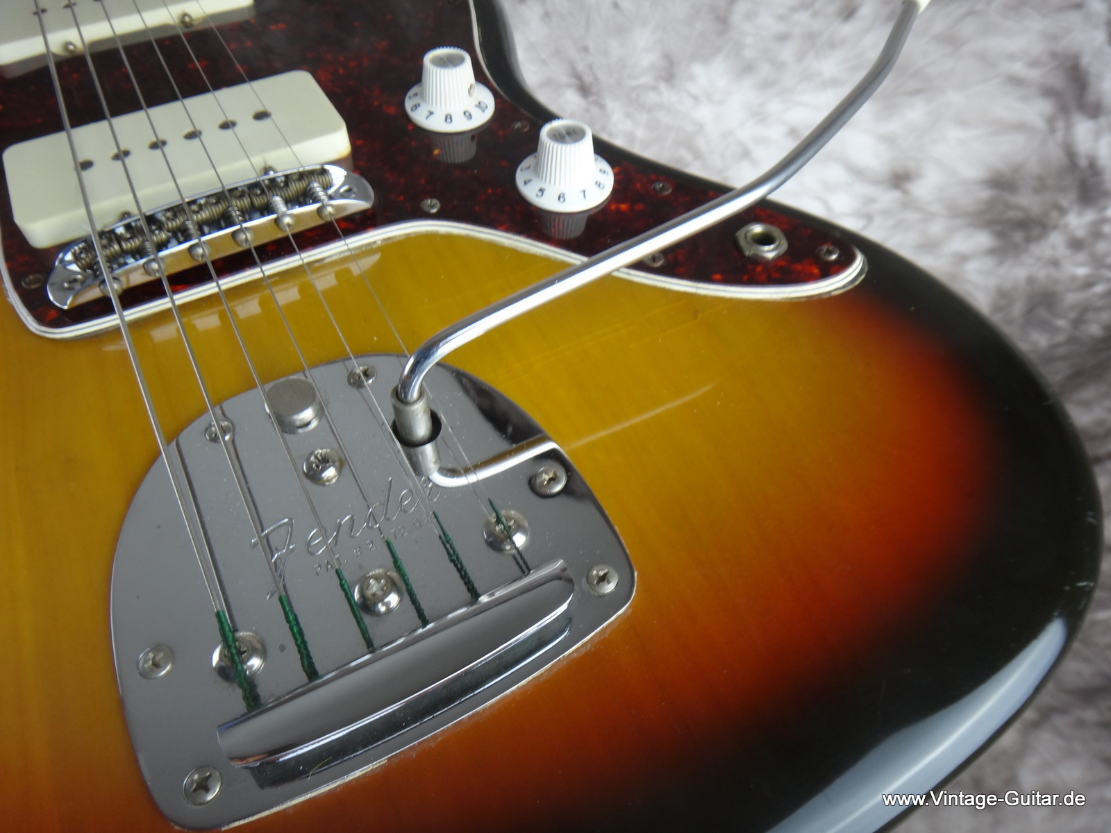 Fender_Jazzmaster-1977_sunburst-013.JPG