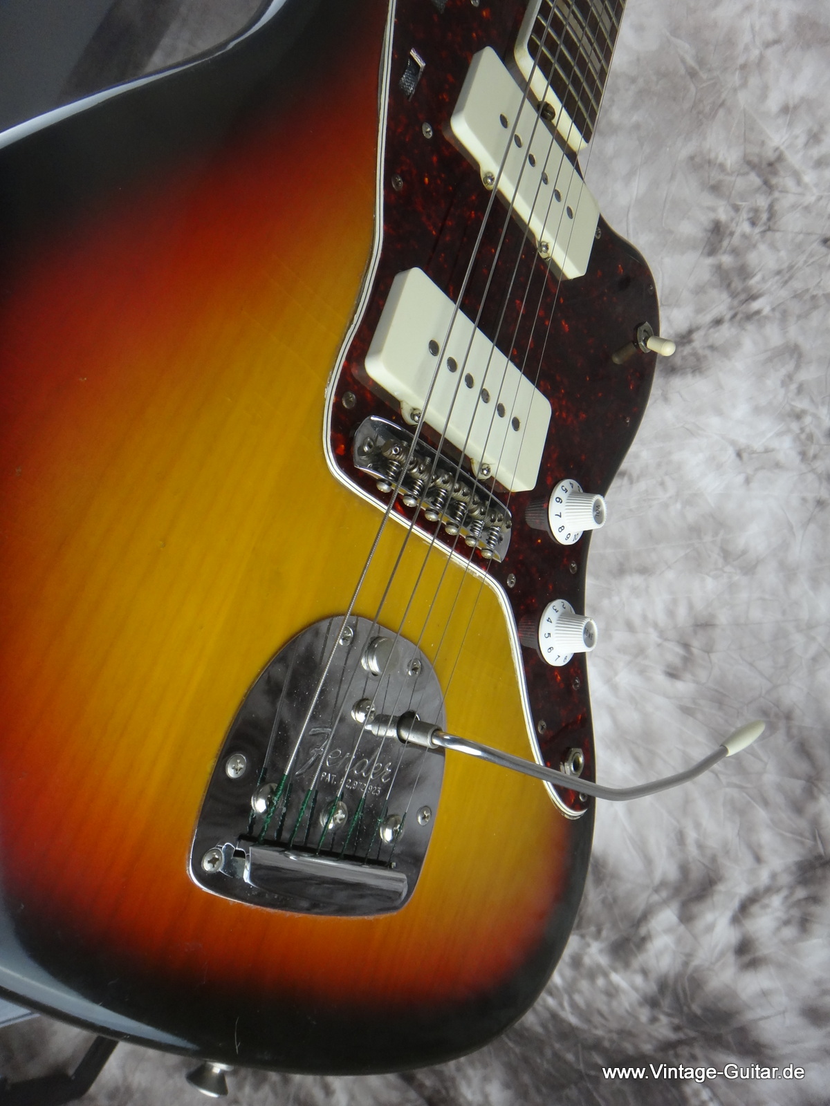 Fender_Jazzmaster-1977_sunburst-015.JPG