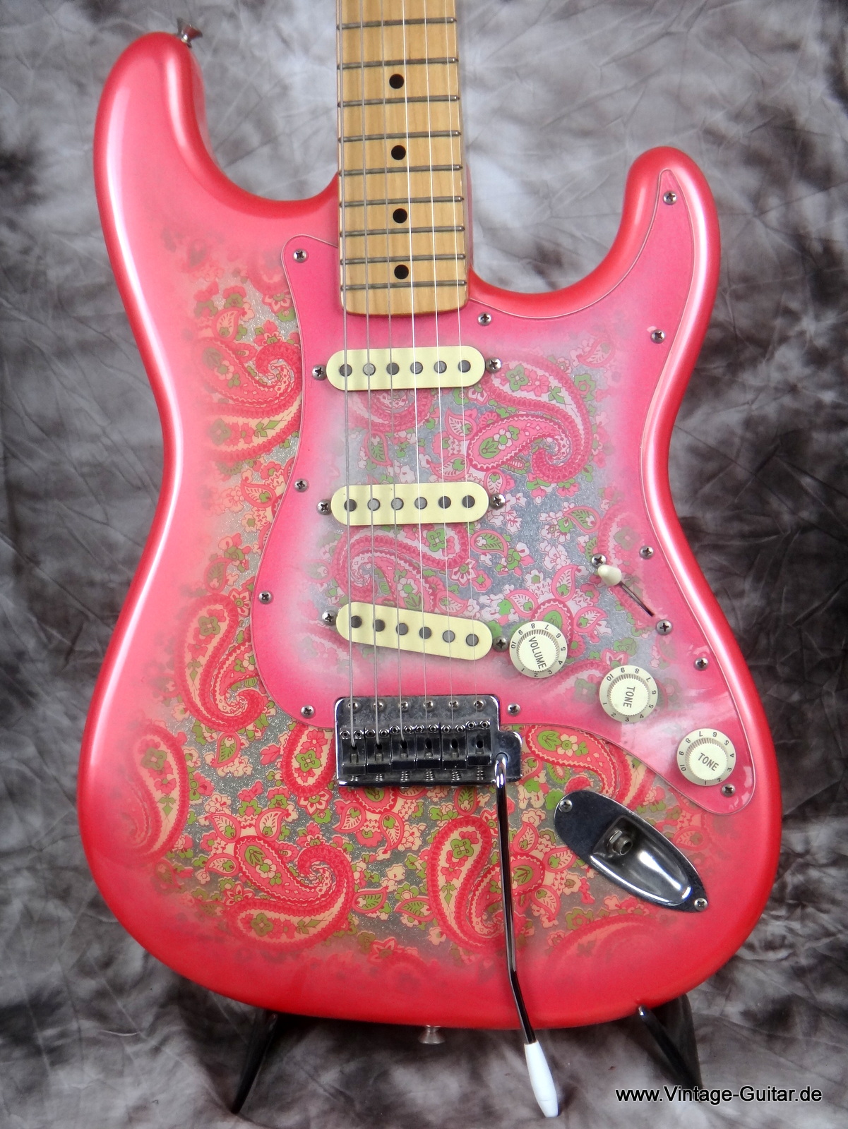 Fender-Stratocaster_pink-paisley-Japan-002.JPG