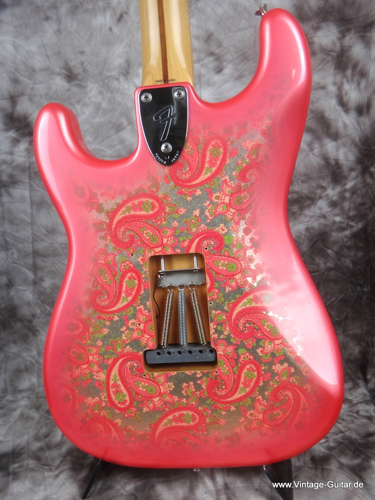 Fender-Stratocaster_pink-paisley-Japan-005.JPG