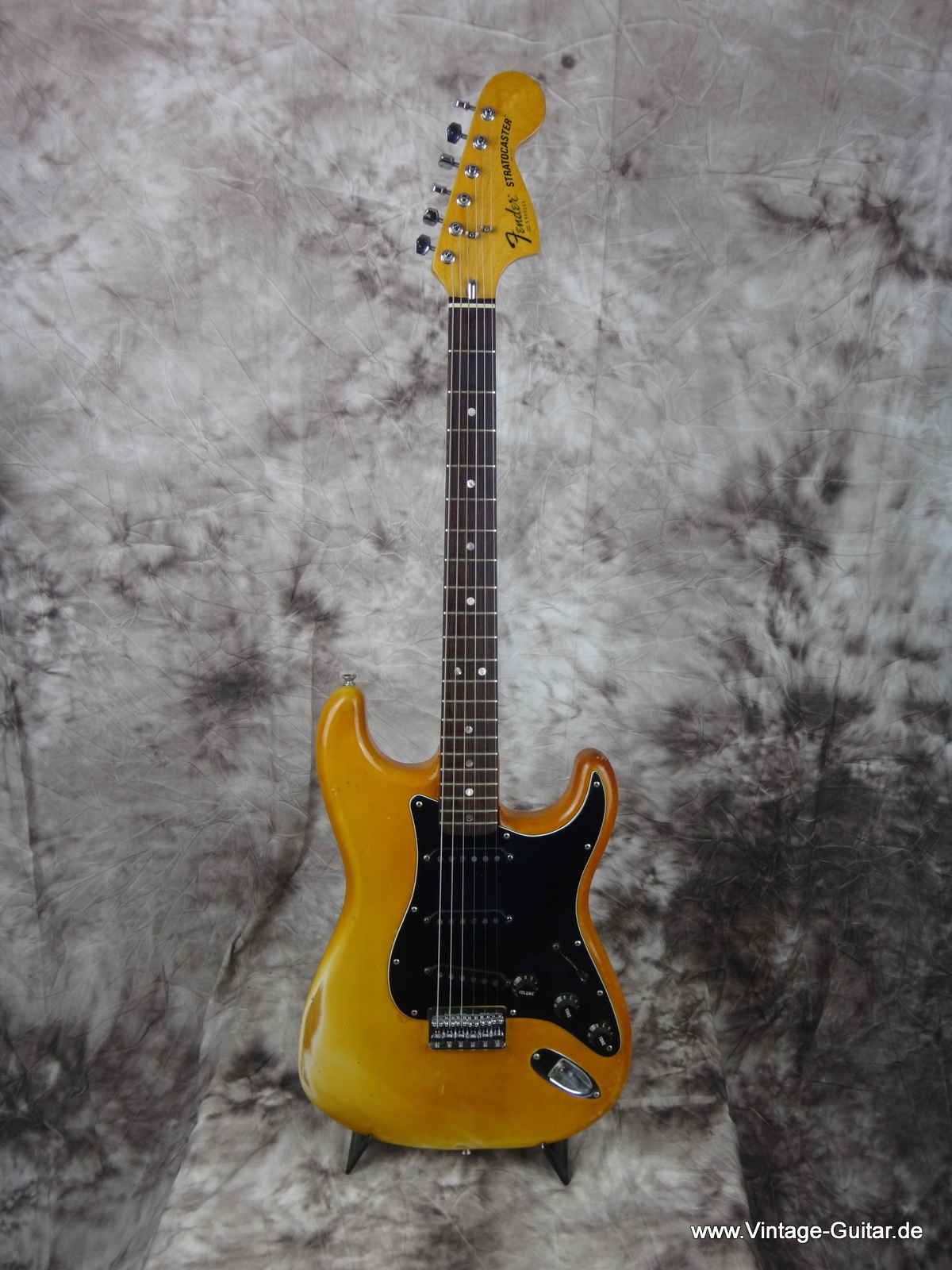 Fender-Stratocaster_1979-olympic-white-yellowed-faded-001.jpg