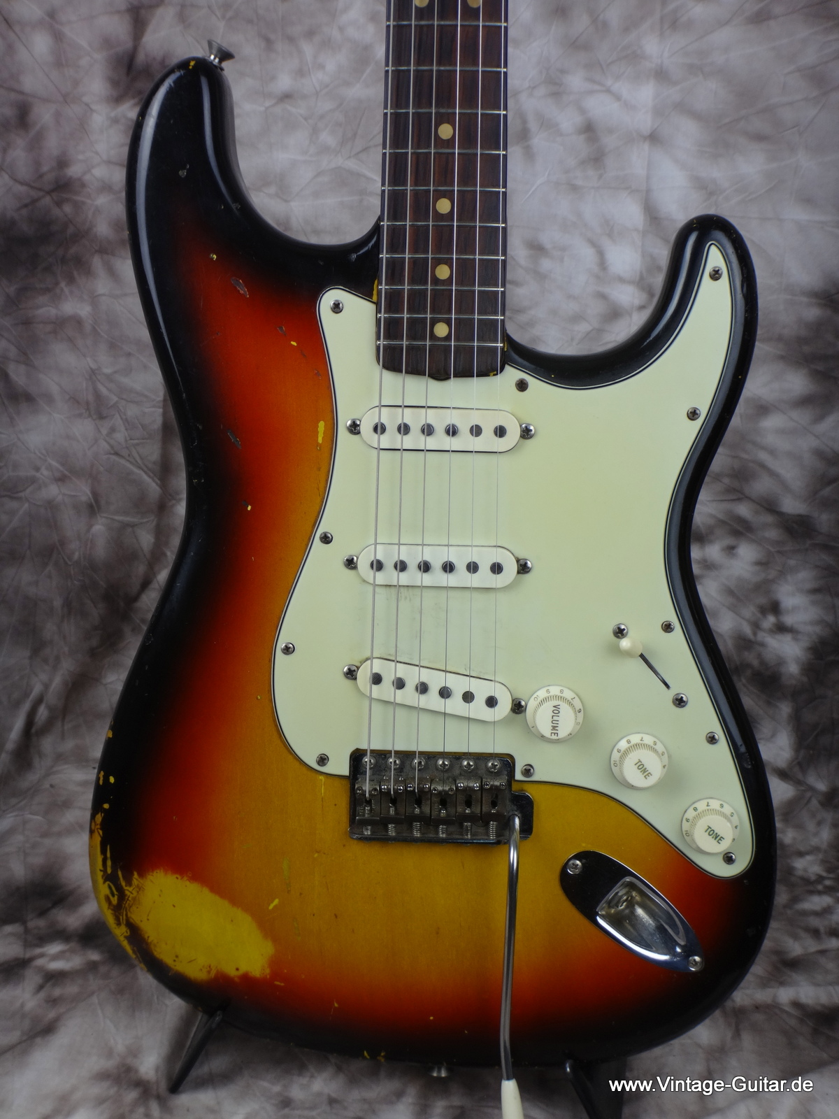 Stratocaster-Fender_1963-sunburst-case-hagstrom_greenguard_spaghetti_logo_002-001.jpg