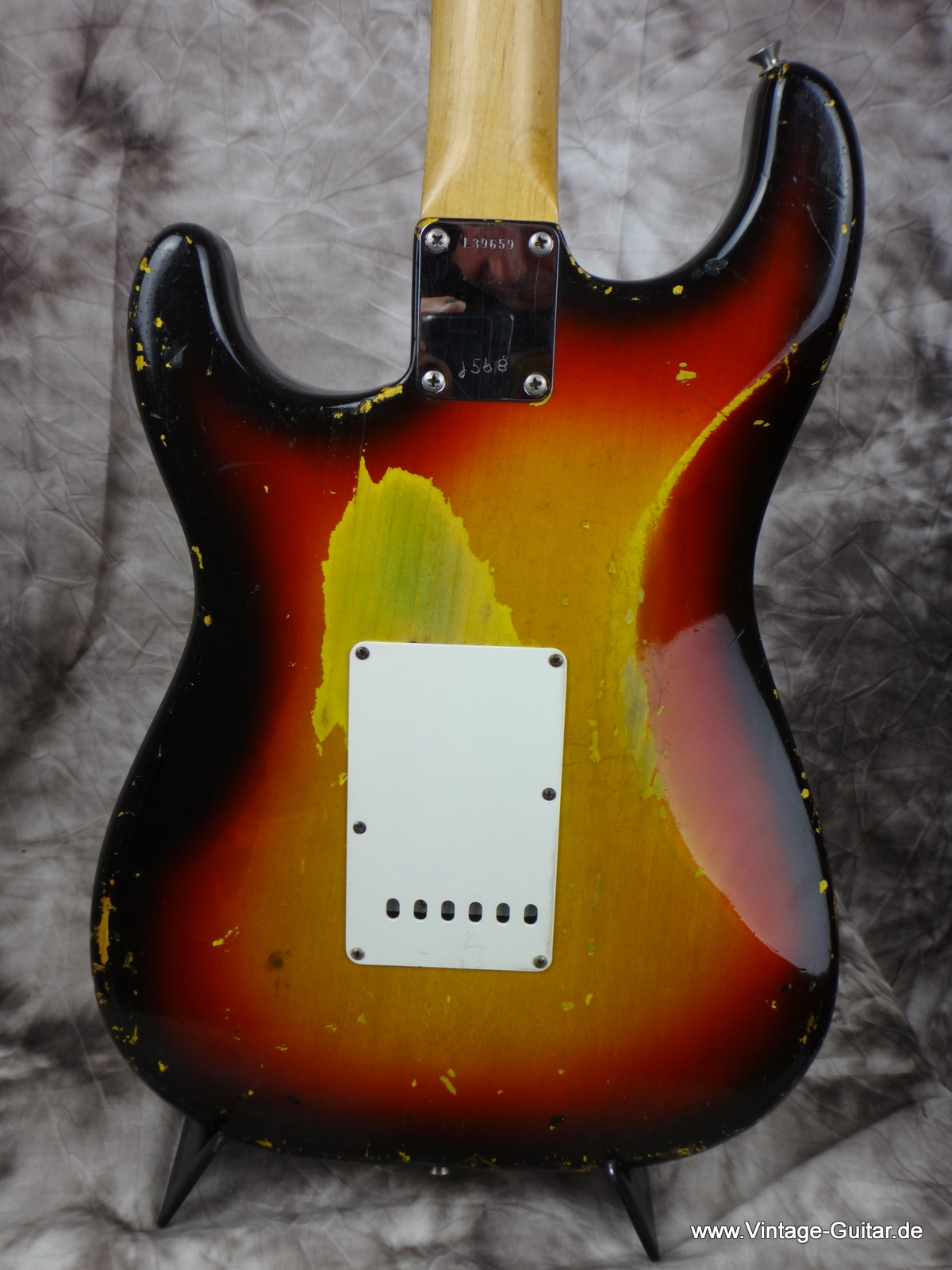 Stratocaster-Fender_1963-sunburst-case-hagstrom_greenguard_spaghetti_logo_002-003.jpg