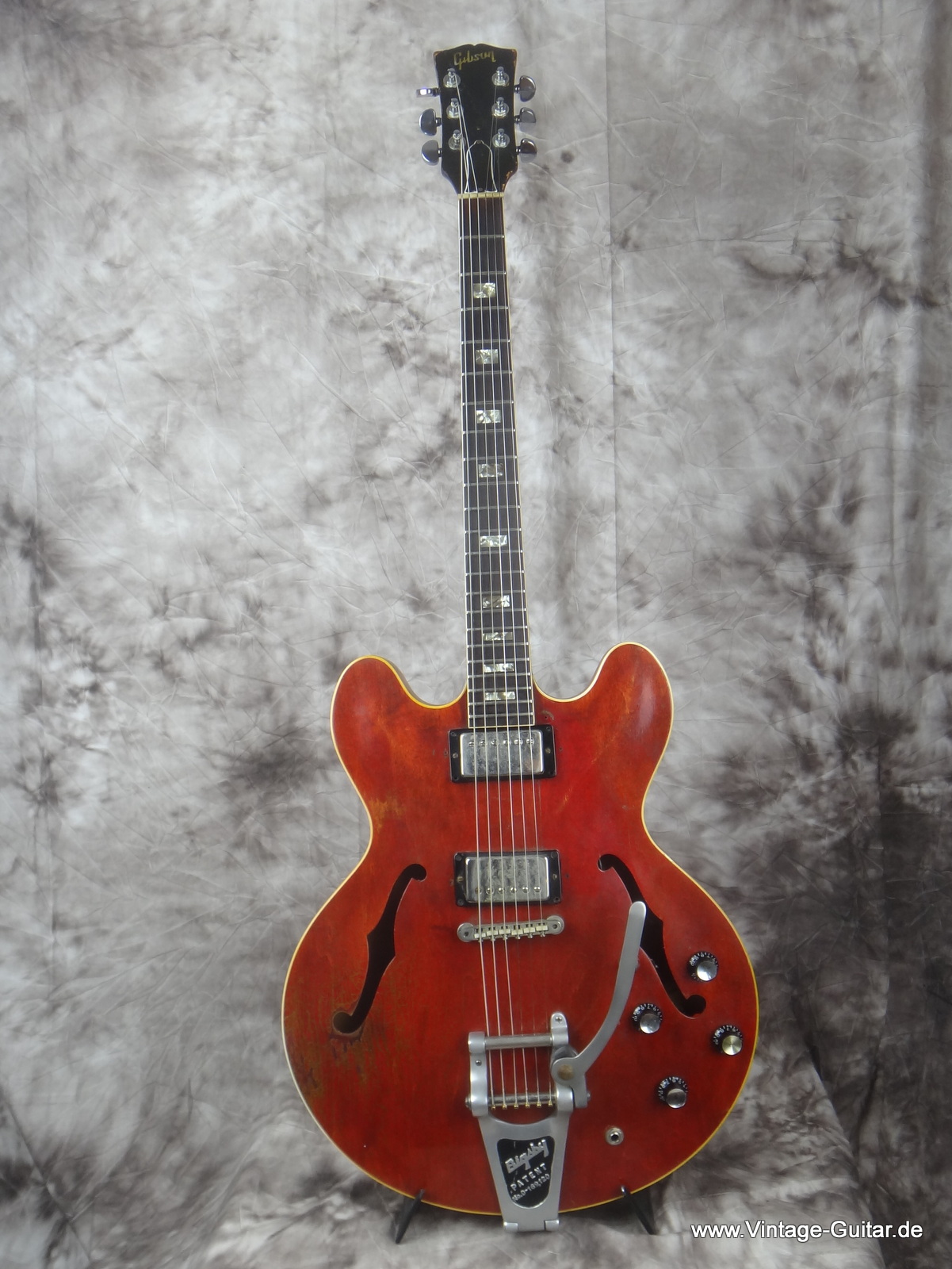 Gibson-ES-330_cherry_Humbuckers-1966-001.JPG