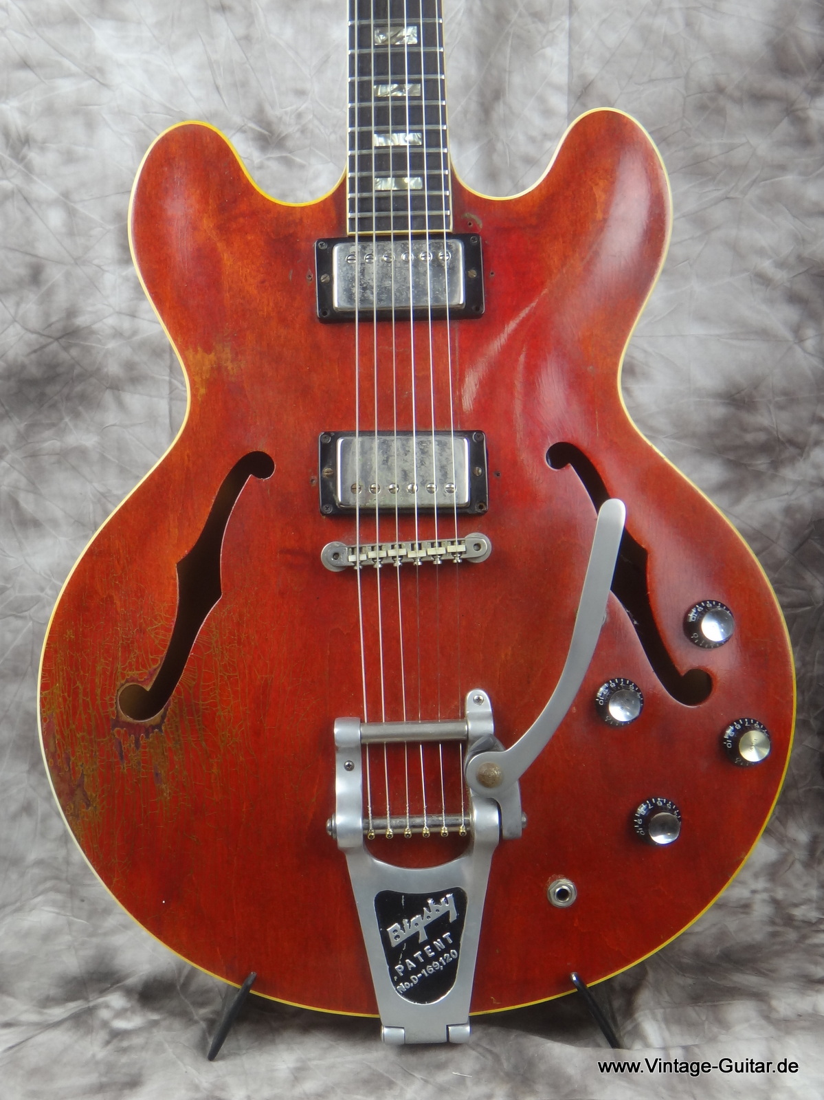 Gibson-ES-330_cherry_Humbuckers-1966-002.JPG