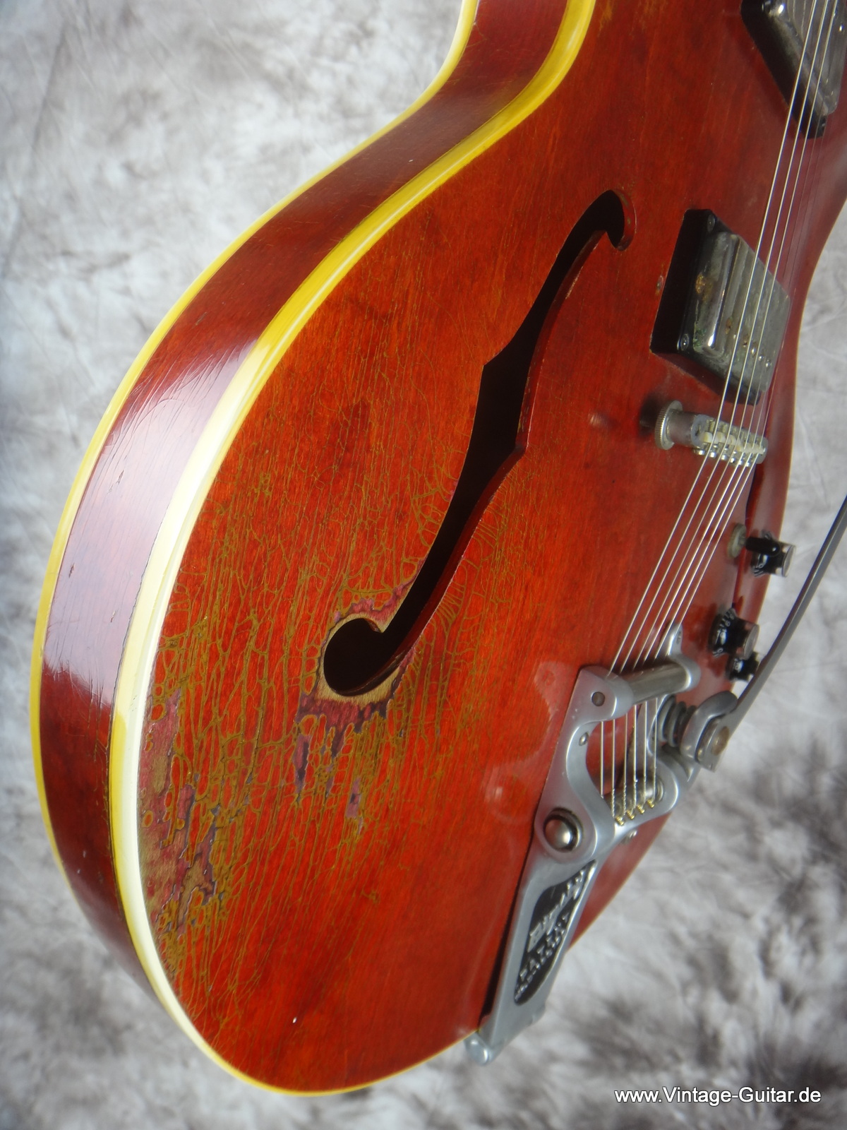 Gibson-ES-330_cherry_Humbuckers-1966-004.JPG