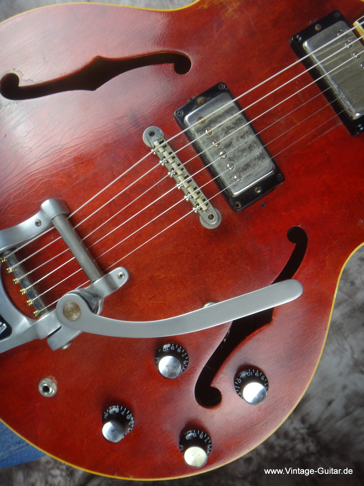 Gibson-ES-330_cherry_Humbuckers-1966-006.JPG