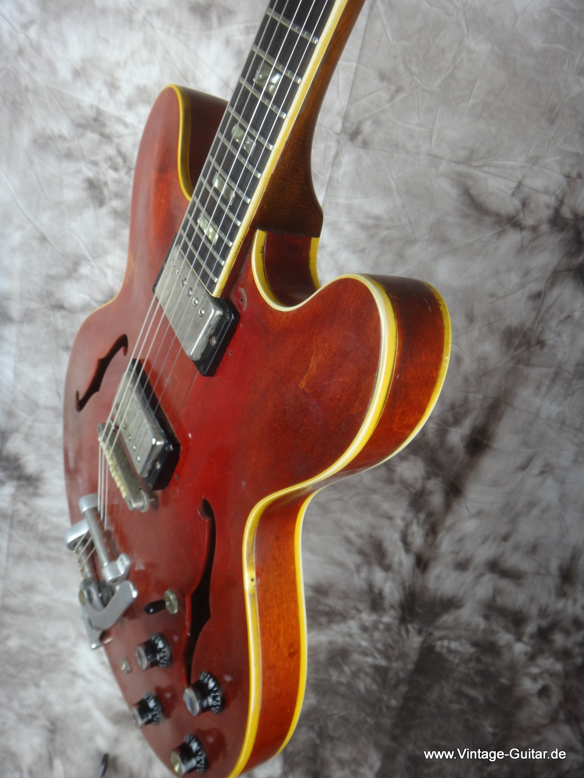 Gibson-ES-330_cherry_Humbuckers-1966-007.JPG