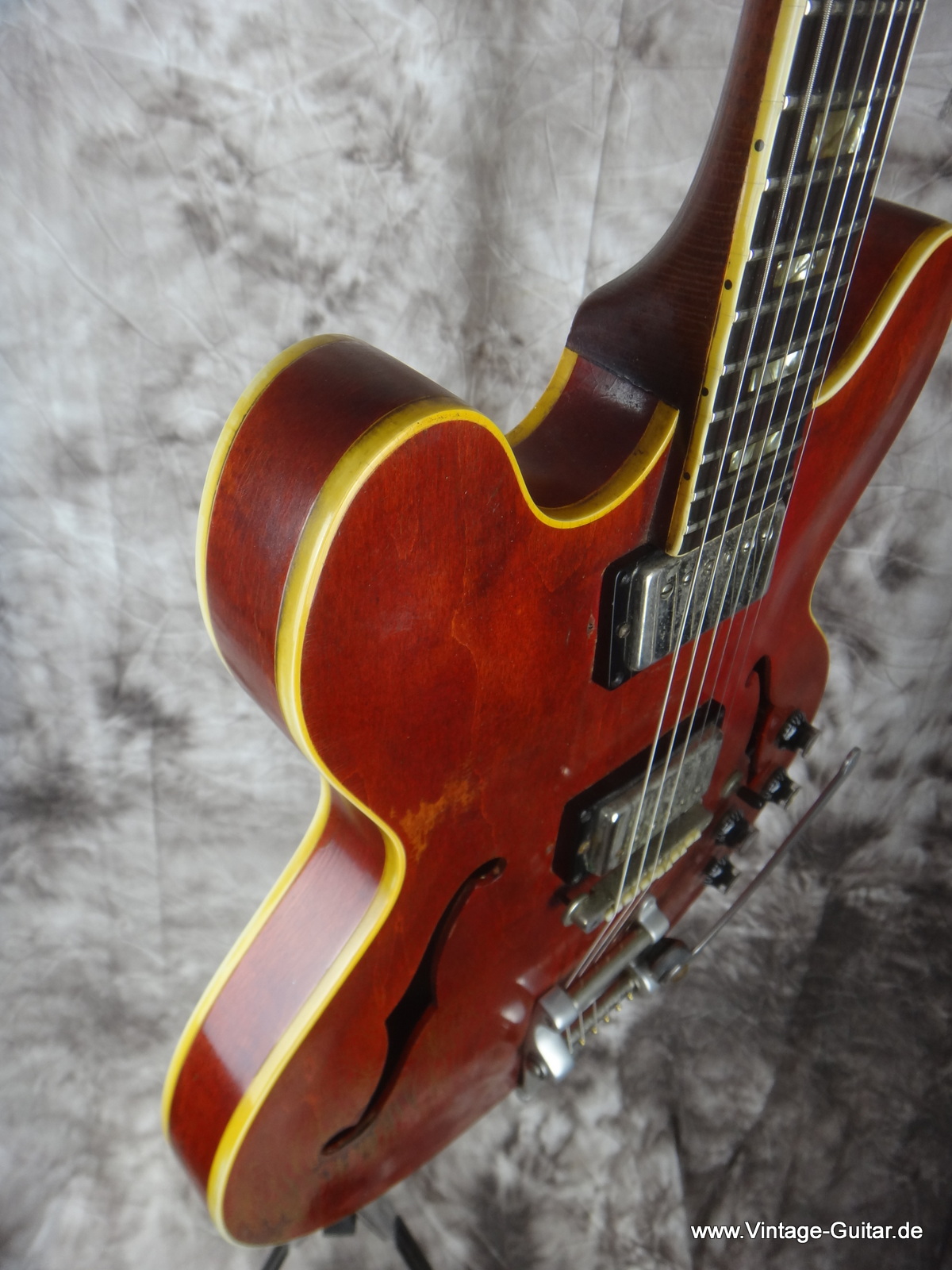 Gibson-ES-330_cherry_Humbuckers-1966-008.JPG