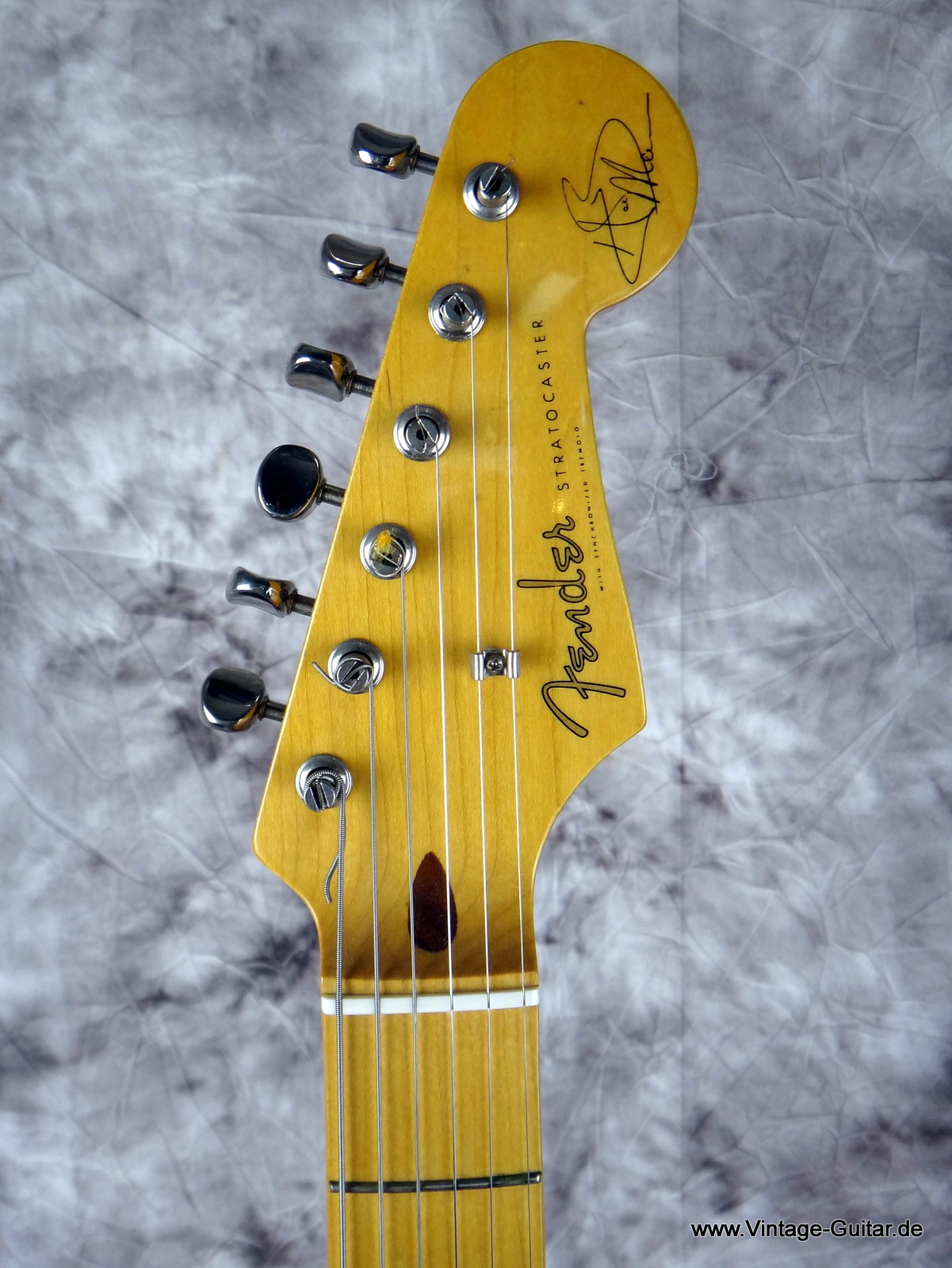 Fender-Stratocaster-Hank-Marvin-Japan-made-1995-fiesta-red-005.JPG