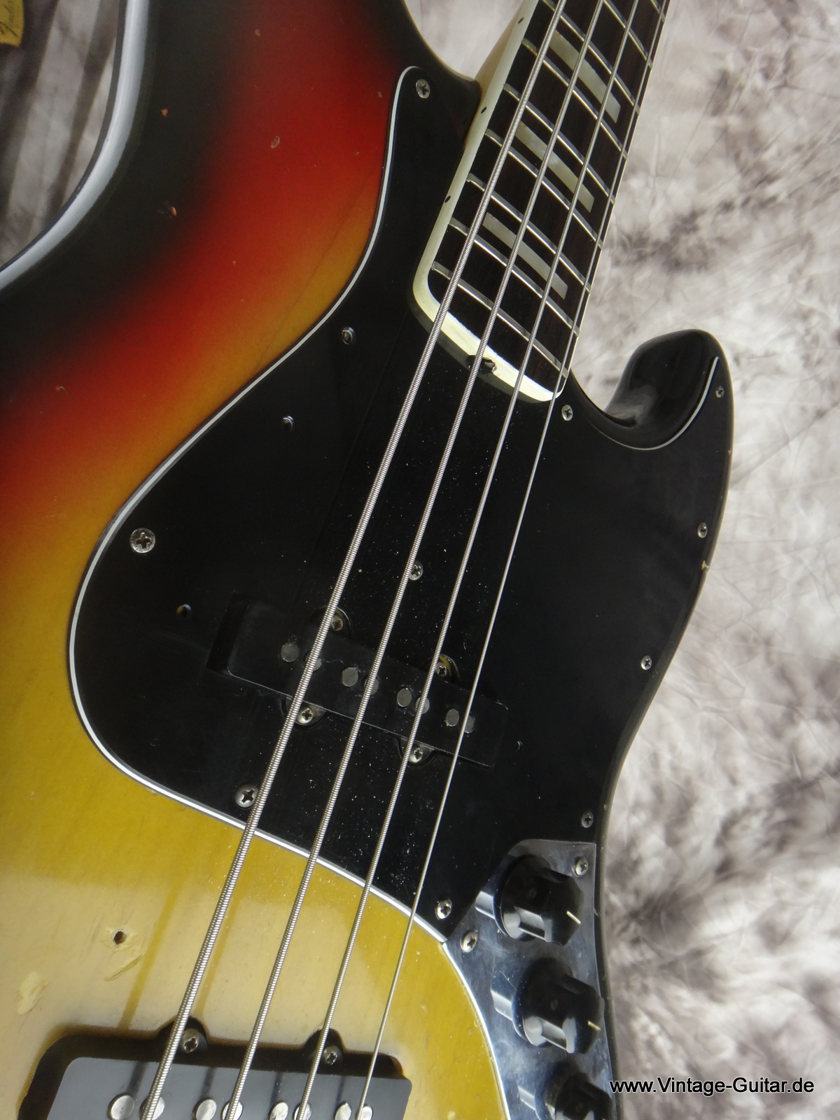Fender_Jazz-Bass_1974_sunburst-alder-body-010.JPG