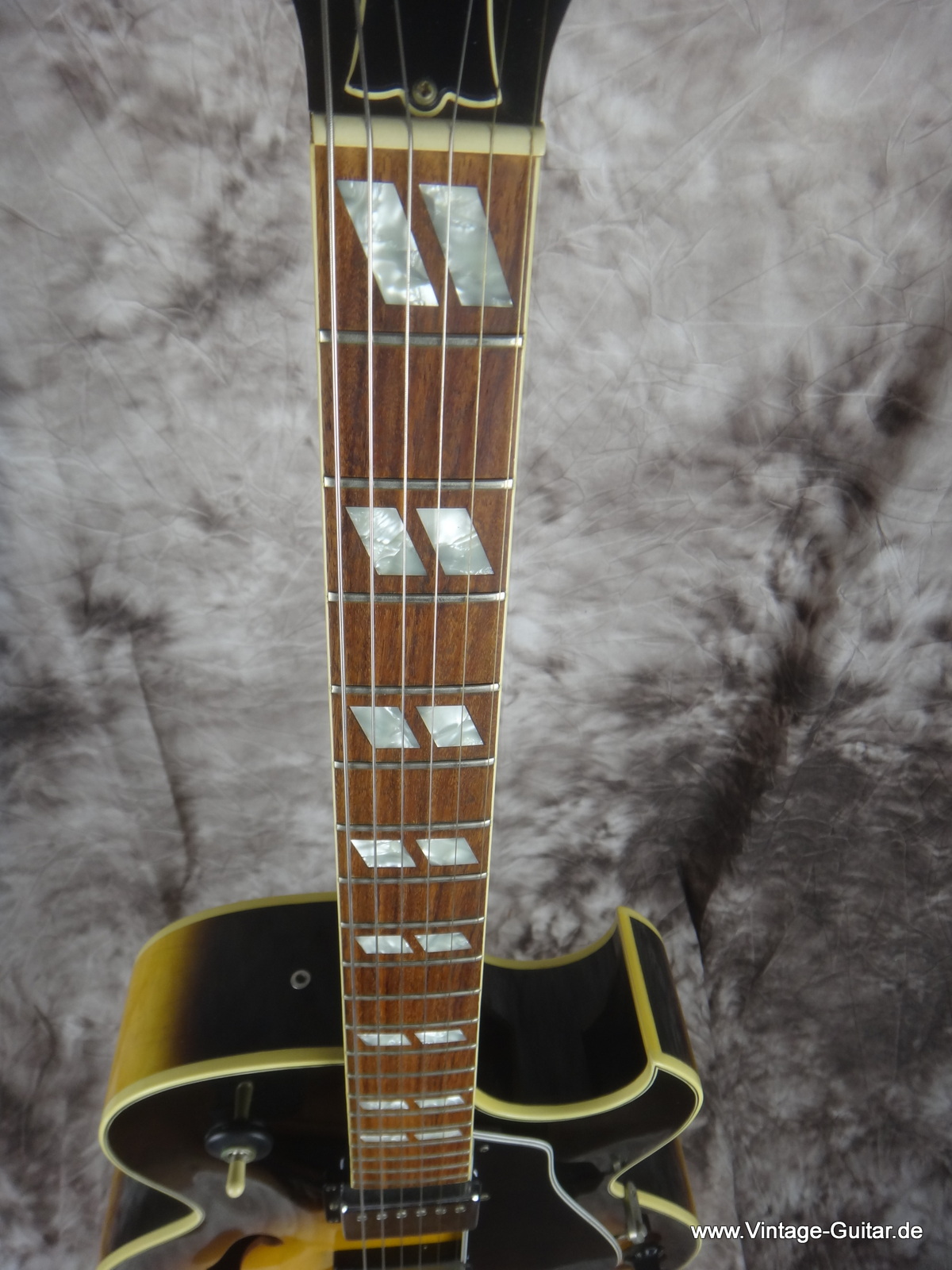 Gibson_ES-175D-sunburst-011.JPG
