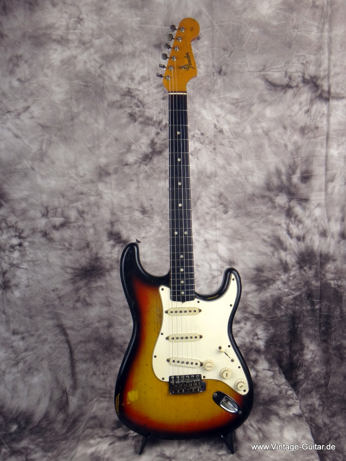 Fender_Stratocaster_1965-sunburst_all-original-001.JPG
