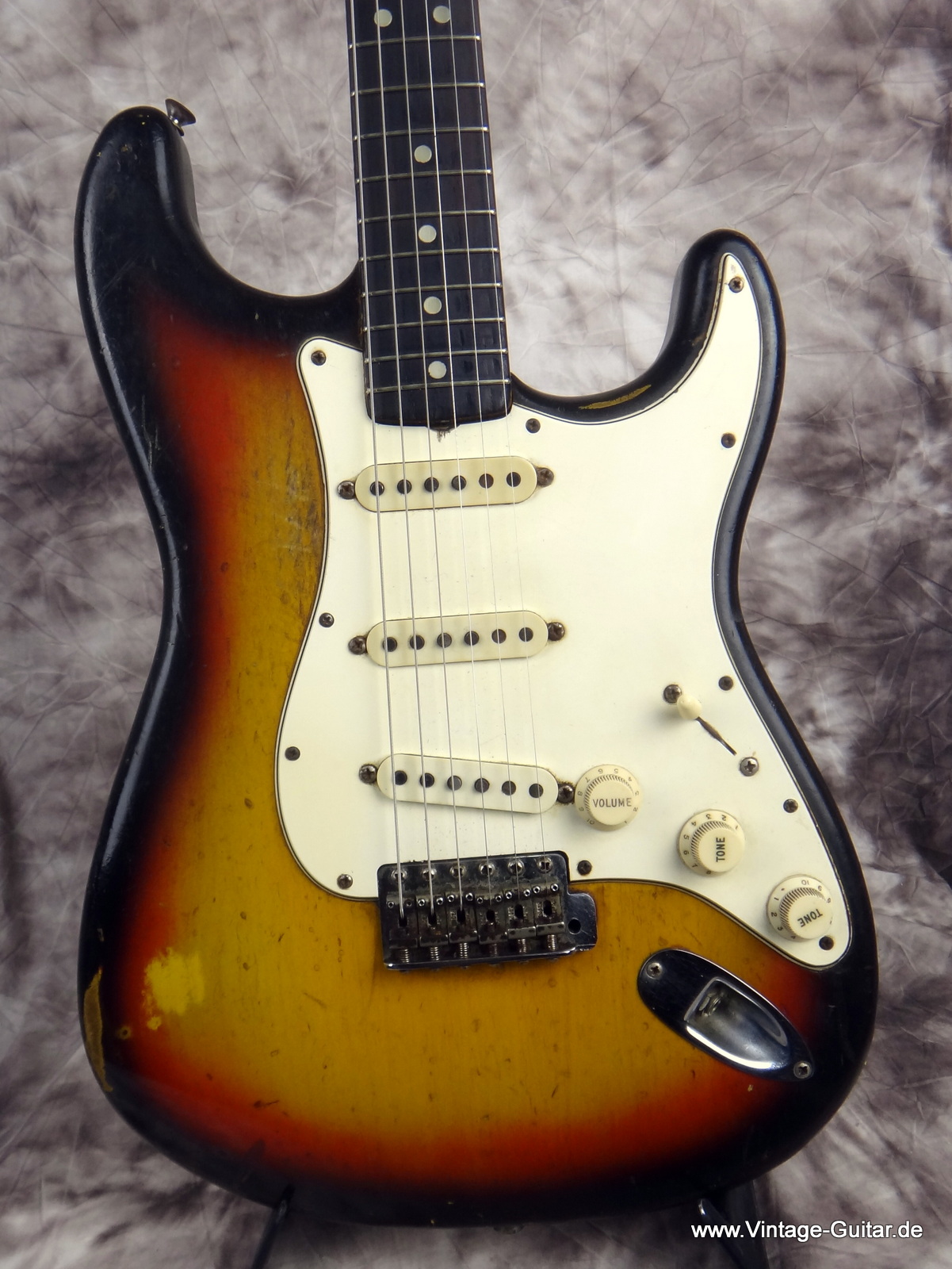 Fender_Stratocaster_1965-sunburst_all-original-002.JPG