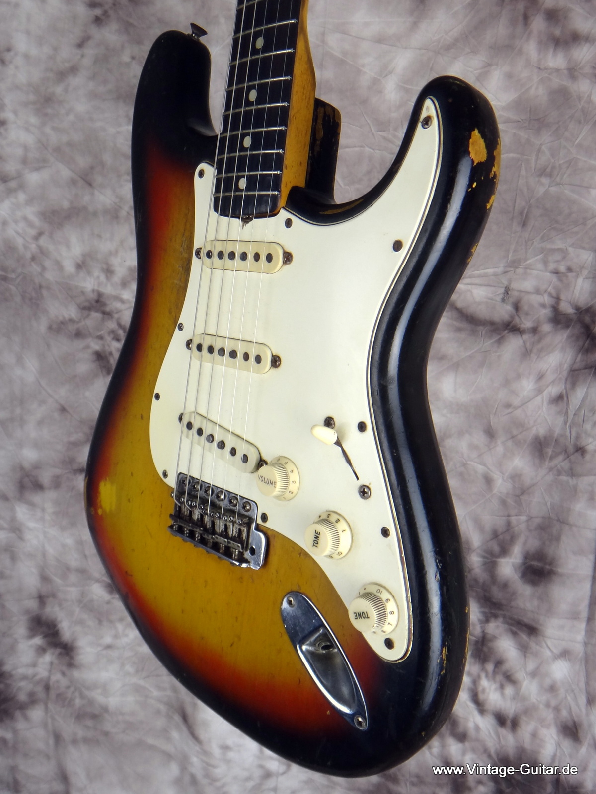 Fender_Stratocaster_1965-sunburst_all-original-005.JPG