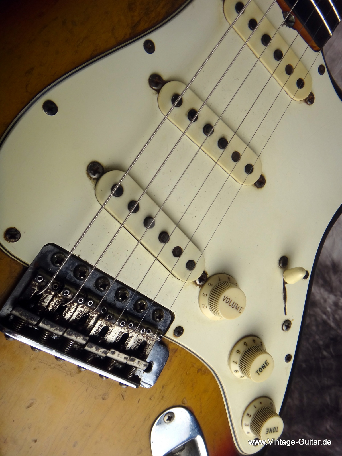 Fender_Stratocaster_1965-sunburst_all-original-014.JPG