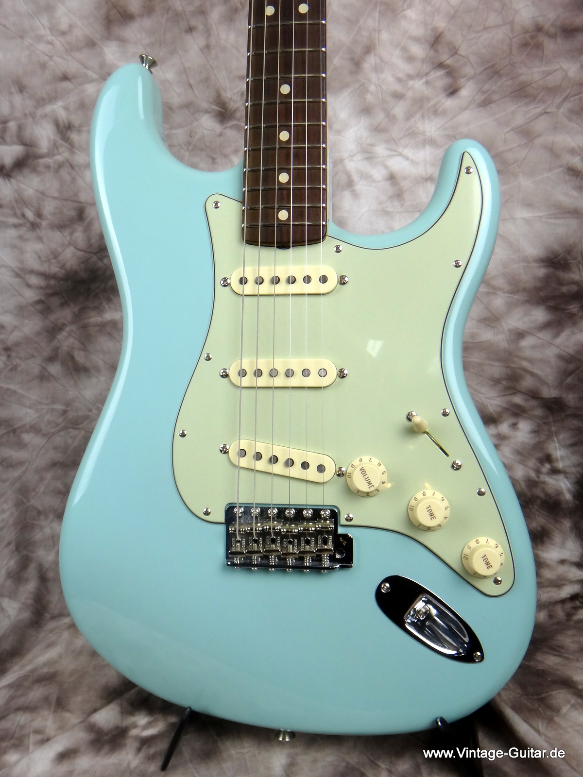 Fender-Stratocaster-1963-Reissue-sonic-blue-Custom-Shop-NOS-002.JPG