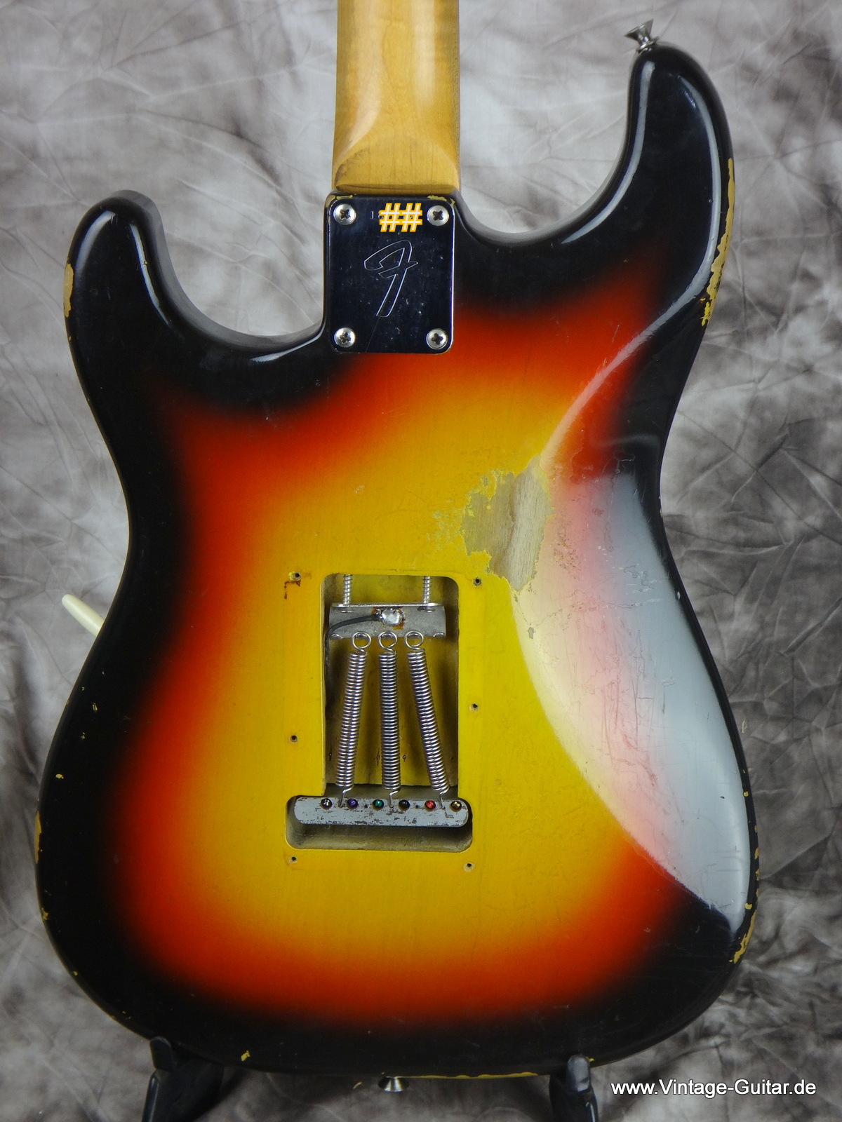 Fender_Stratocaster_1966_sunburst-black-bobbin-pickups-004.JPG