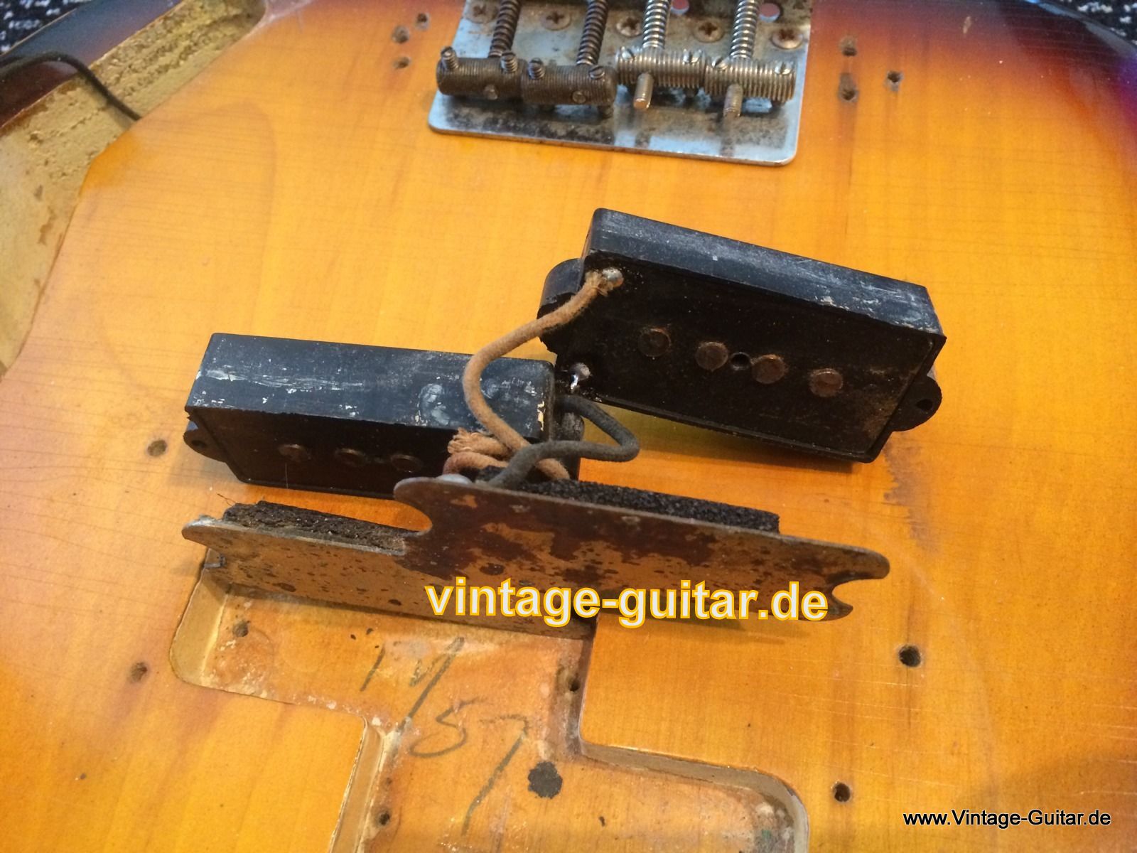 Fender_Precision_Bass_1958-anodized-pickguard-016.JPG