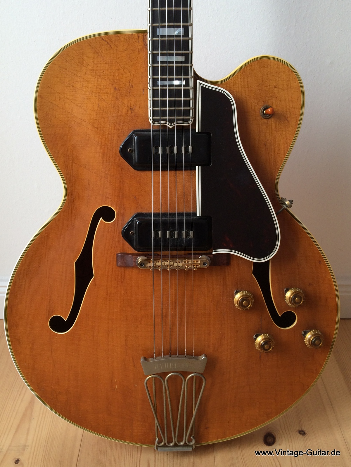 Gibson_Byrdland_1957-natural-alnicos-002.JPG