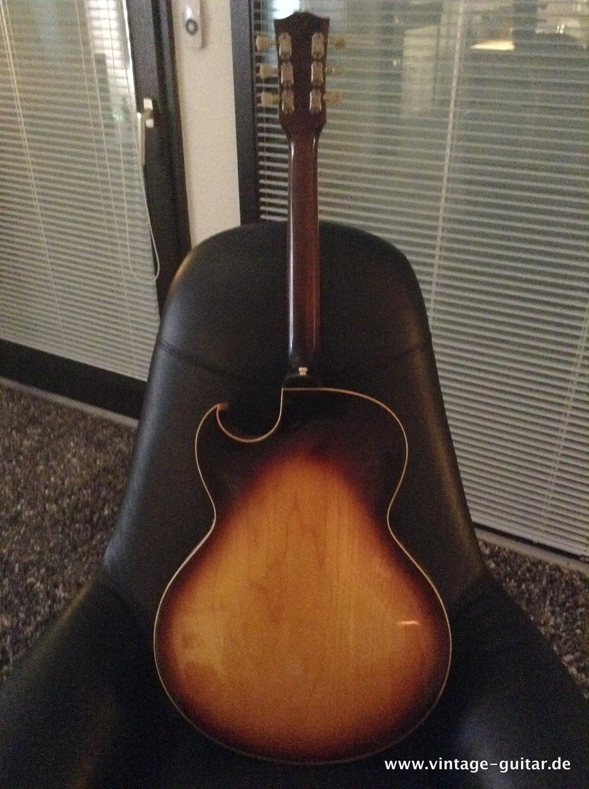 Gibson-ES-175-D-sunburst-1963-003.JPG