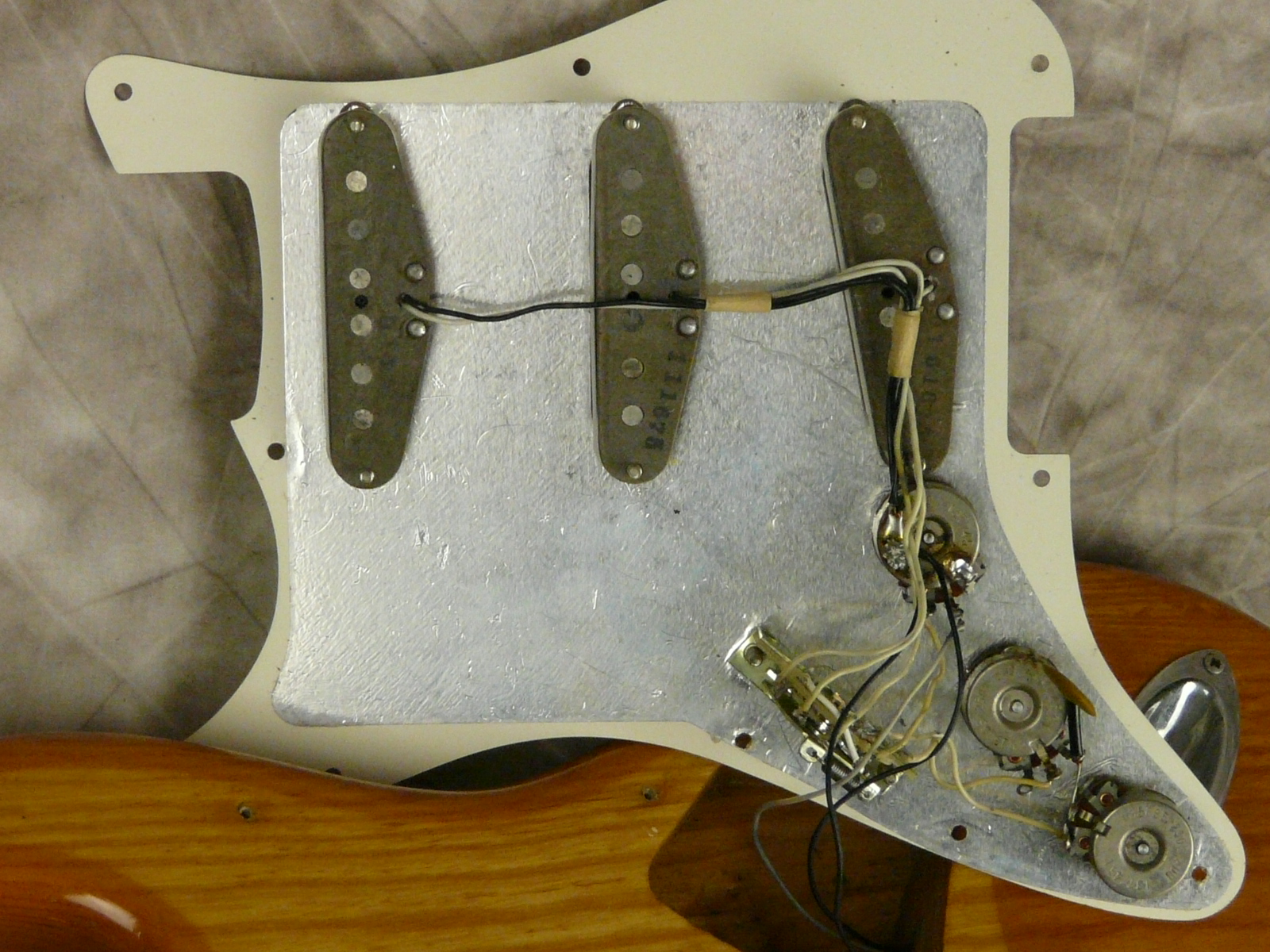 Fender_Stratocaster-1975-natural-rosewood-neck-019.JPG