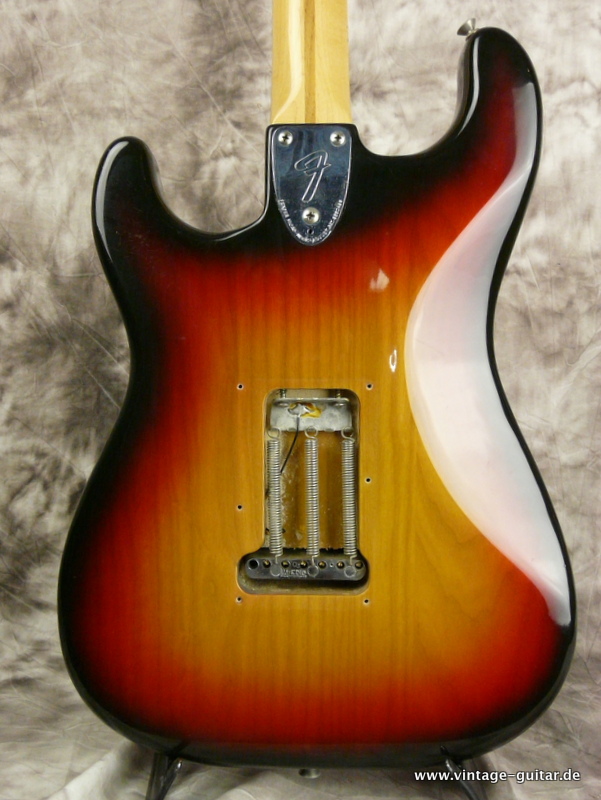 Fender_Stratocaster-1977-sunburst_near-mint-004.JPG