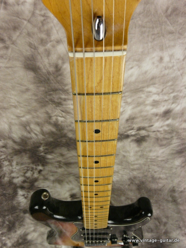Fender_Stratocaster-1977-sunburst_near-mint-011.JPG