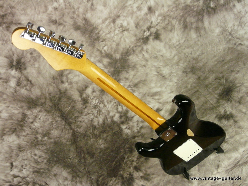 Fender_Stratocaster_1983_Dan-Smith-black-010.JPG