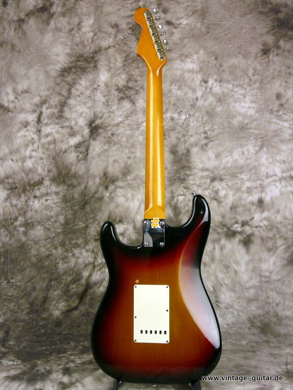 Fender-Stratocaster-1982-First-Reissue-Fullerton-005.JPG