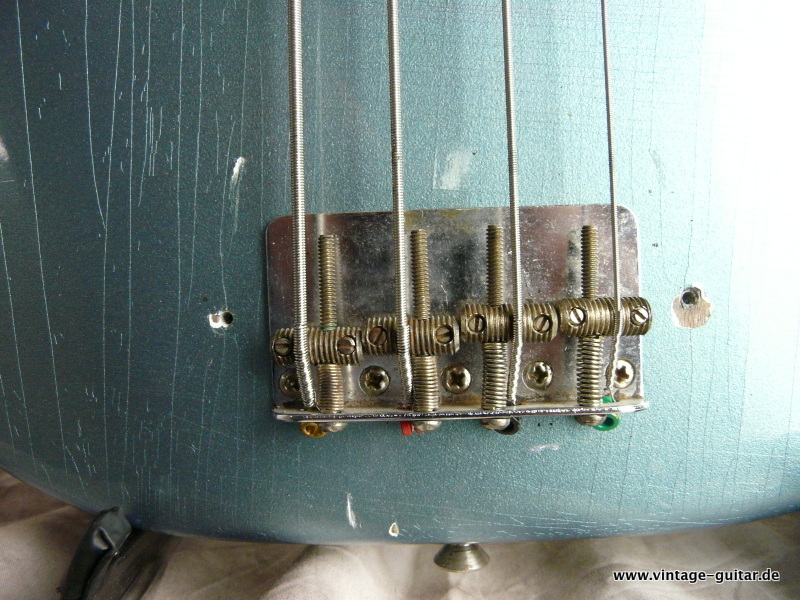 Fender_Precision_Ice-Blue-Metallic-1966-013.JPG