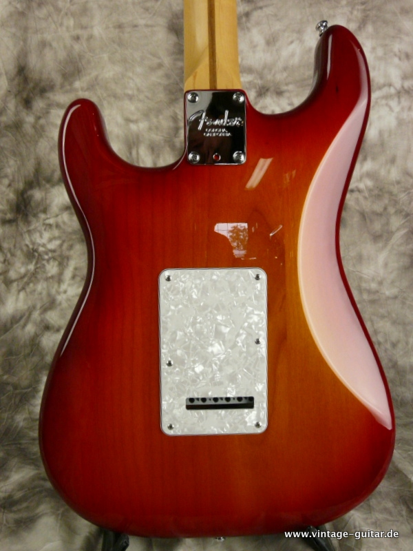 Fender_Stratocaster-US-Standard-cherry-sunburst-2002-004.JPG