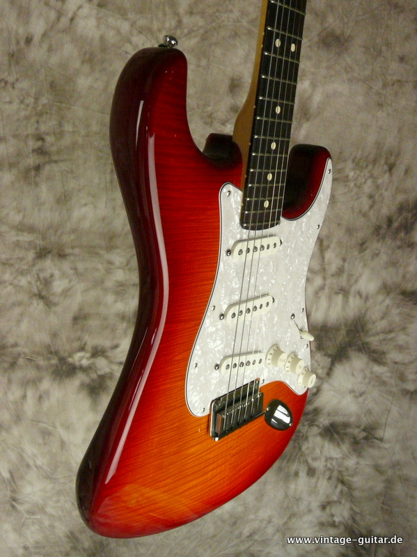 Fender_Stratocaster-US-Standard-cherry-sunburst-2002-005.JPG