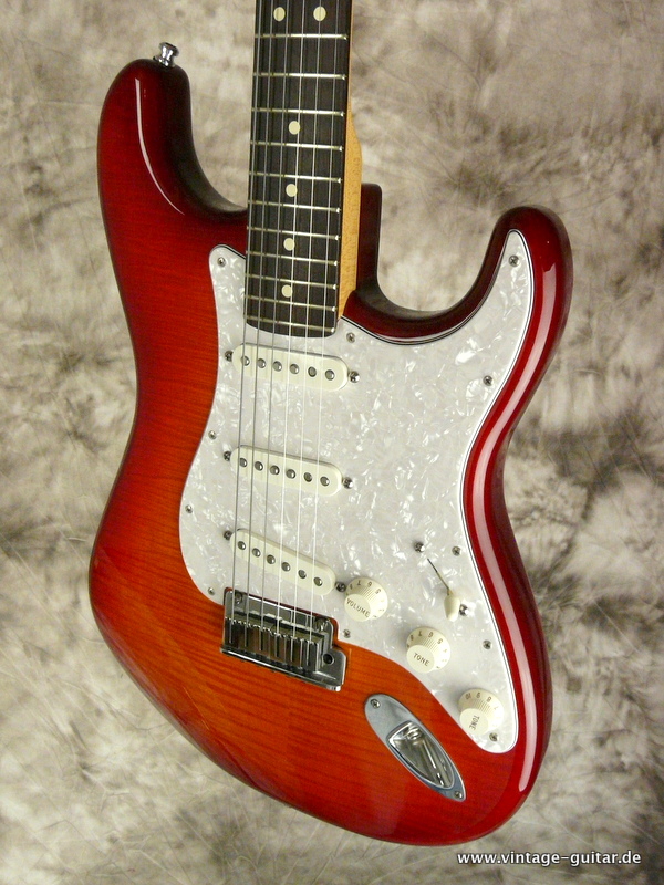 Fender_Stratocaster-US-Standard-cherry-sunburst-2002-006.JPG