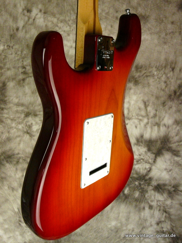 Fender_Stratocaster-US-Standard-cherry-sunburst-2002-007.JPG