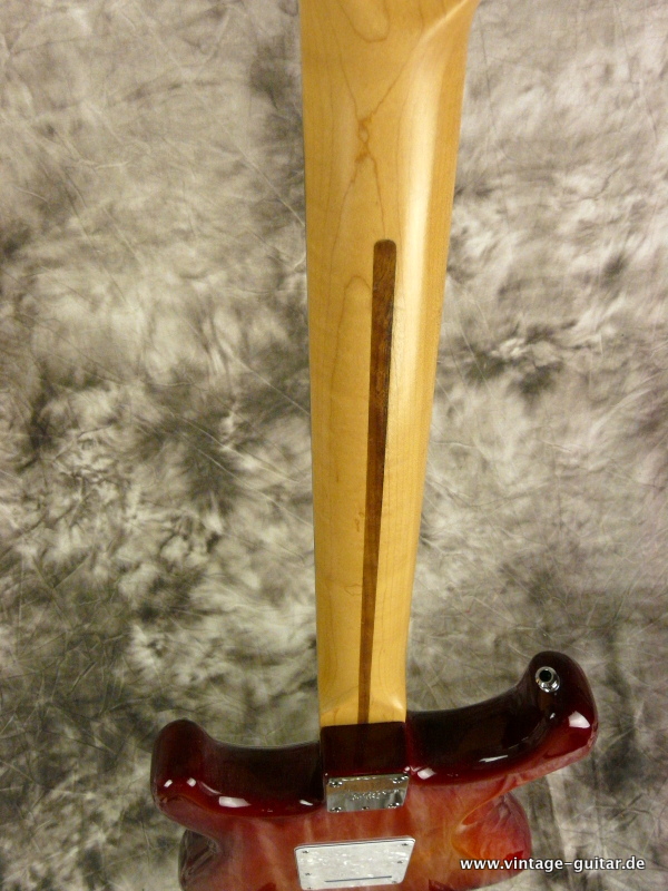 Fender_Stratocaster-US-Standard-cherry-sunburst-2002-011.JPG