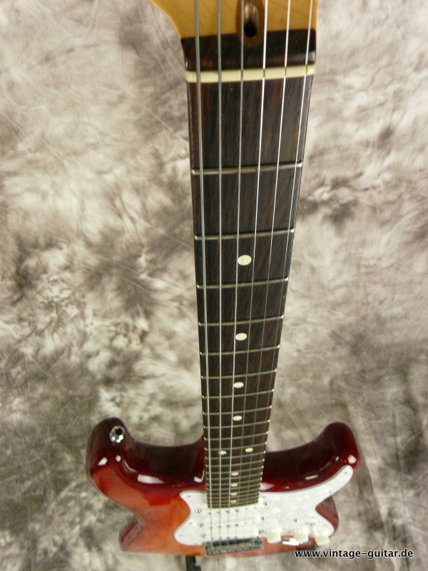 Fender_Stratocaster-US-Standard-cherry-sunburst-2002-012.JPG