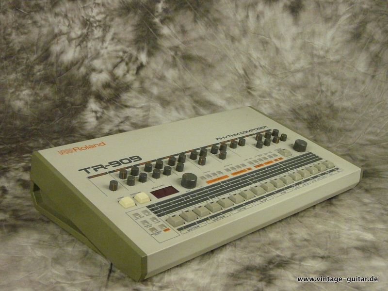 Roland-TR-909-original-1984-002.JPG
