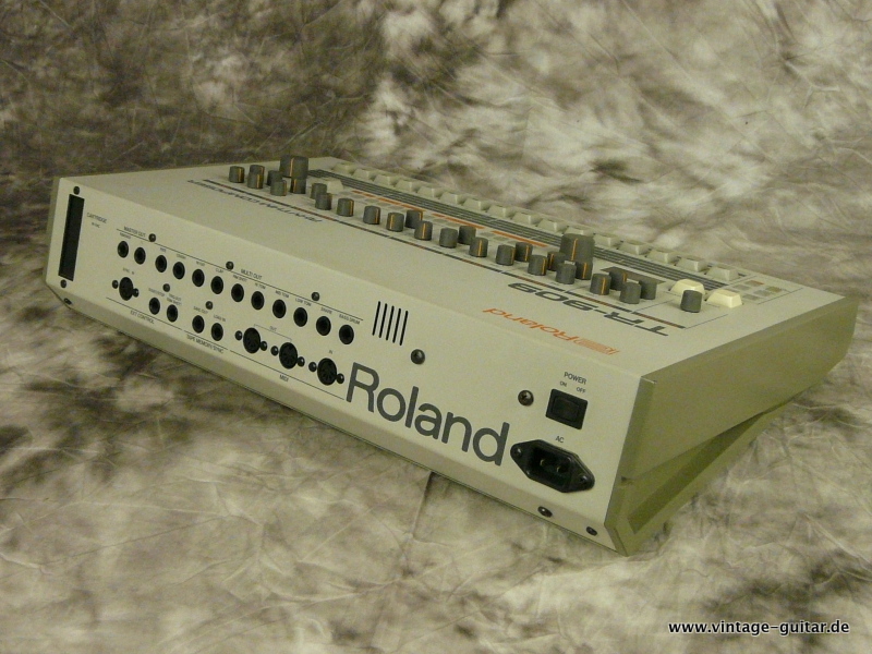 Roland-TR-909-original-1984-003.JPG