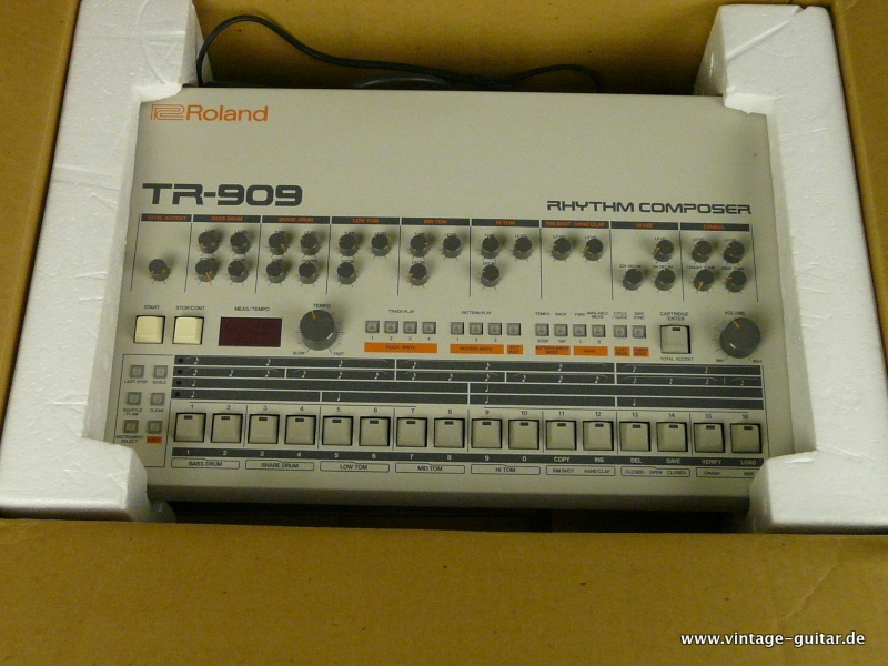 Roland-TR-909-original-1984-007.JPG