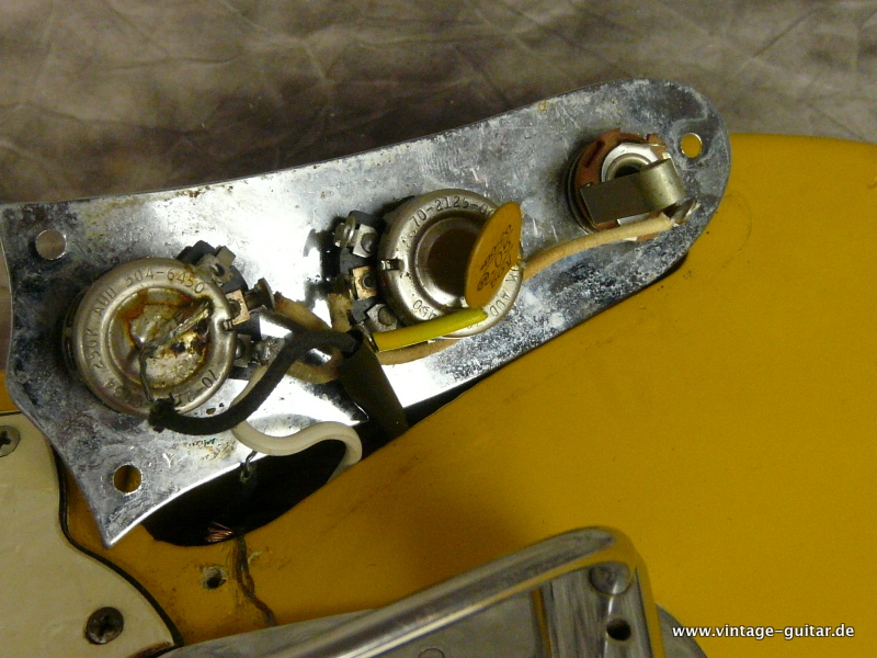 Fender_Mustang-1965-yellow-015.JPG