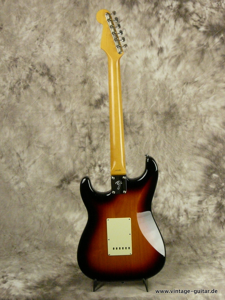 Fender-Stratocaster-Japan-sunburst-67-62-pickups-013.JPG