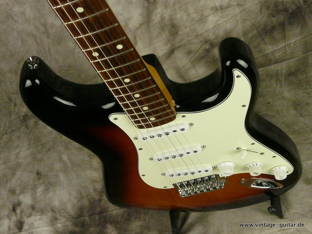 Fender-Stratocaster-Japan-sunburst-67-62-pickups-019.JPG