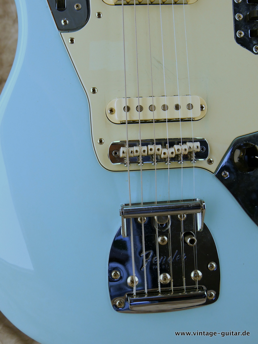 Fender-Jaguar-Thinskin-USA-2008-daphne-blue-009.JPG