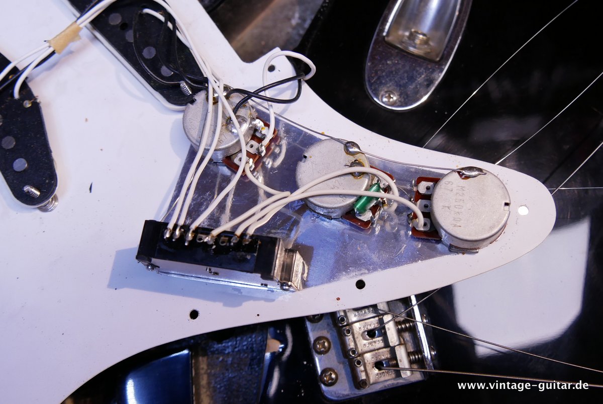 Fender_Stratocaster_MIJ_black_1985-013.JPG